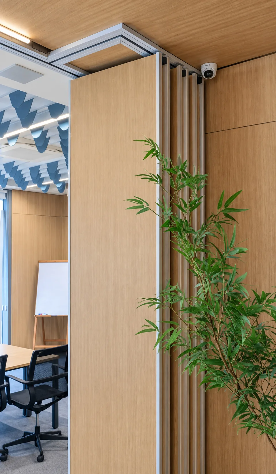 Painéis da divisória Retrátil 100mm recolhidos em sala de reunião