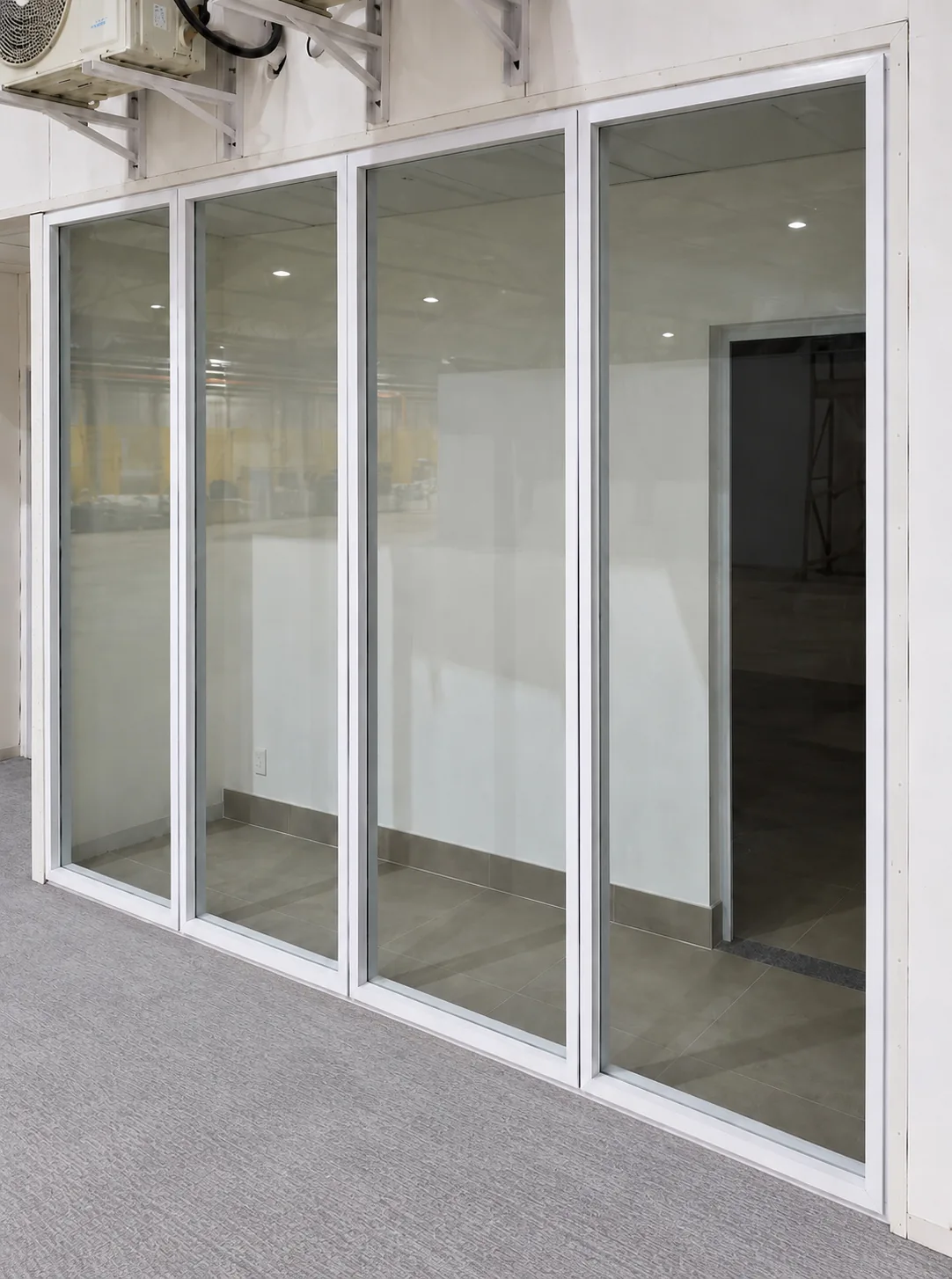 Ambiente corporativo integrado com divisórias de vidro