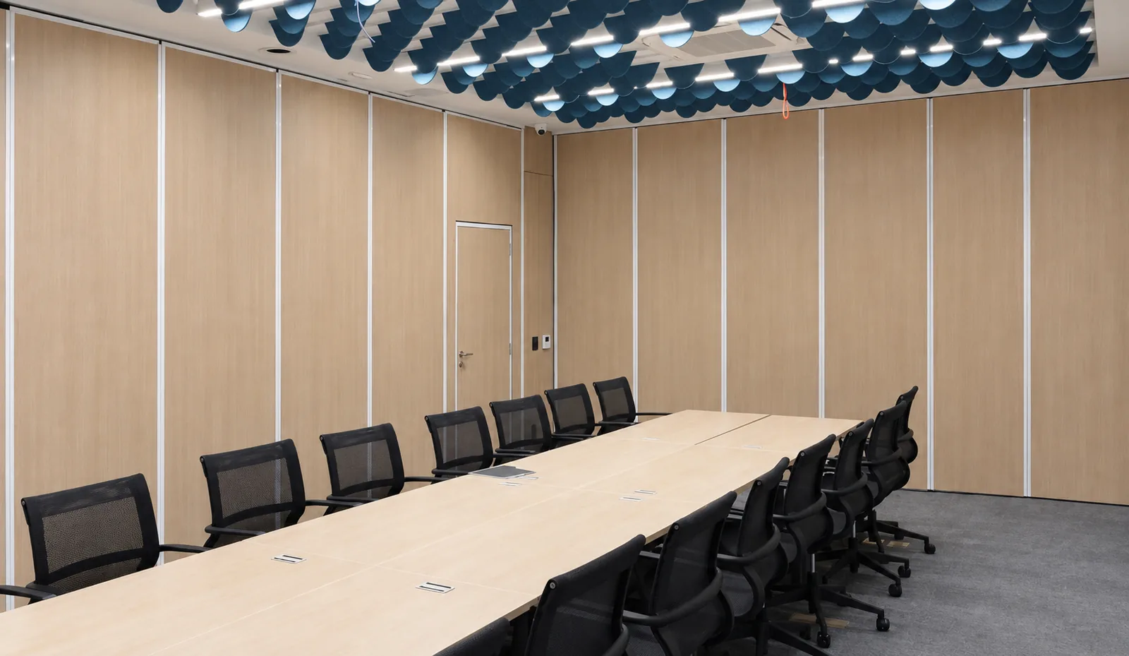 Sala de reunião com mesa ampla e divisória Retrátil 100mm