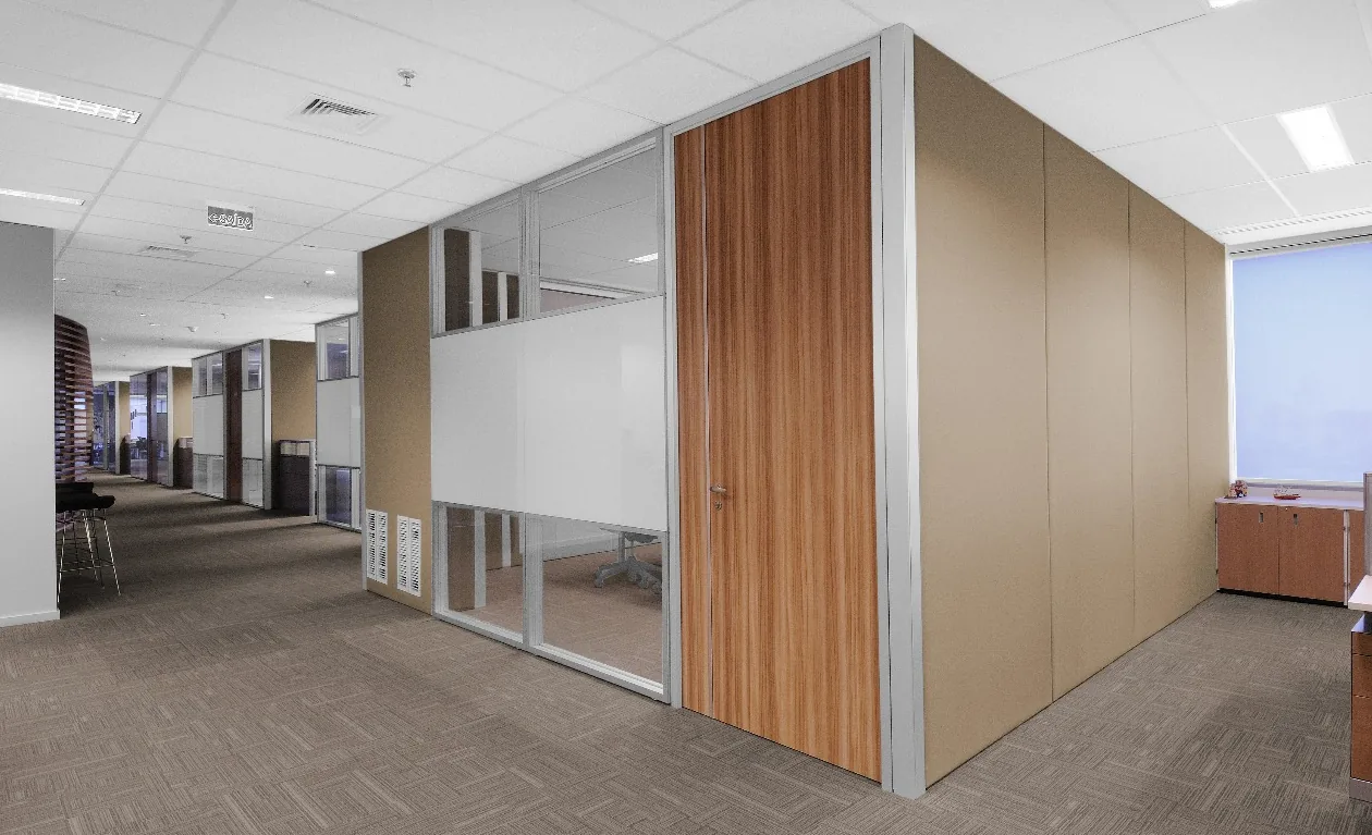 Solid 90mm — divisórias e portas em projeto corporativo