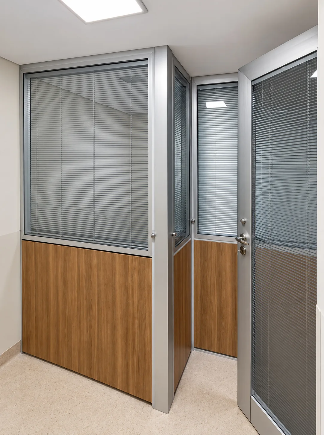 Solid 90mm — aplicação em ambiente corporativo, vista 6